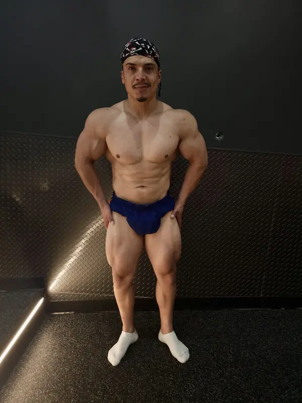 Cris Coach pose frontal de competicion